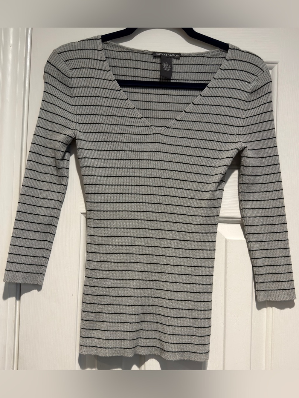 Women's Chelsea & Theodore V-neck Sweater Blouse Grey & Black Size Small Ribbed
